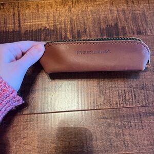 Portland Leather Goods Brown Sidekick
Color: Honey